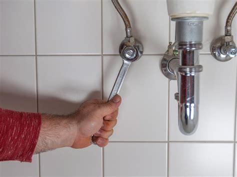 Wie man einen Badezimmer-Wasserhahn installiert